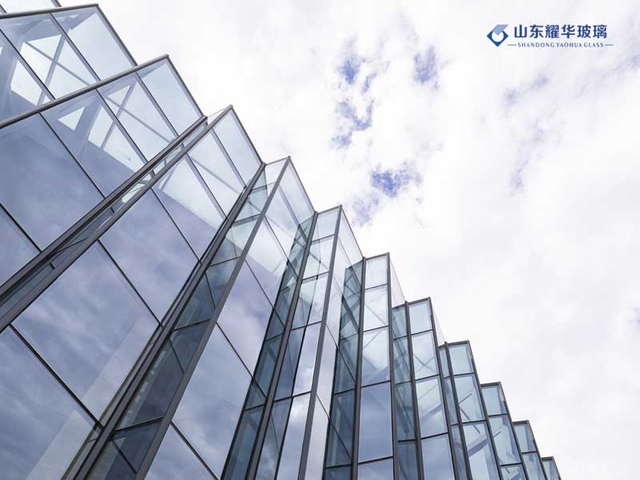 Изолированное наружное настенное стекло с двойным остеклением