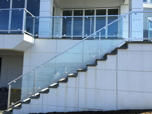 Закаленное стекло для лестничных перил