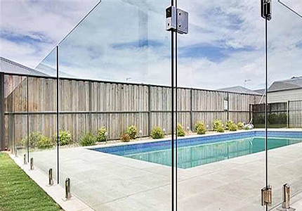 ограждение бассейна из закаленного стекла