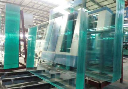 Почему ультрапрозрачное закаленное стекло имеет низкую скорость саморазрушения?