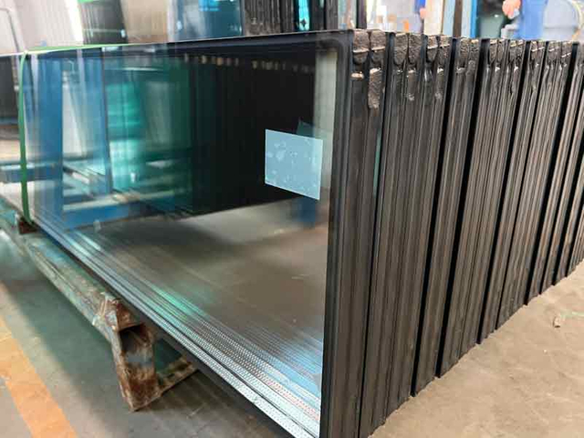 низкое изолированное стекло