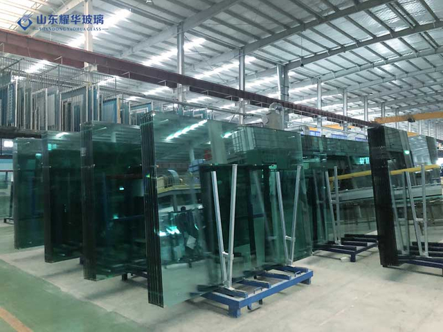 корт для падел-тенниса, закаленное стекло 12 мм.