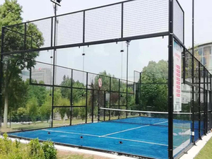 Пластина из закаленного стекла для теннисного корта.