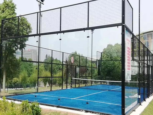 Пластина из закаленного стекла для теннисного корта.