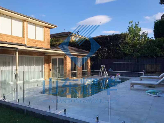 Закаленное стекло для ограждения бассейна