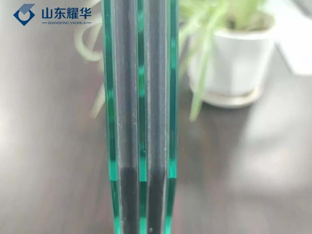 Полое стекло с теплым краем и термопластической прокладкой.