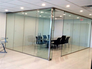 Звукоизолирующая стеклянная стена в офисе