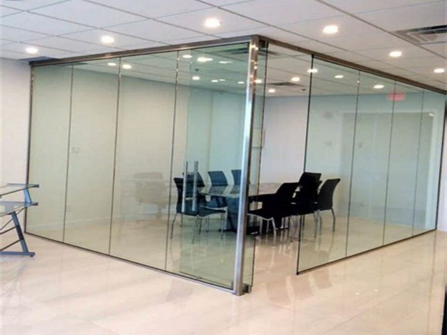 Звукоизолирующая стеклянная стена в офисе