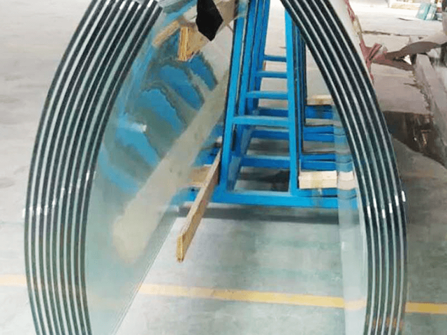 изогнутое закаленное стекло