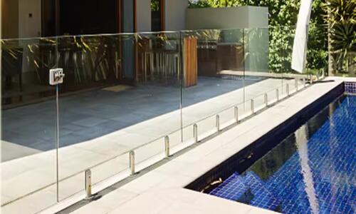 ограждение бассейна из закаленного стекла