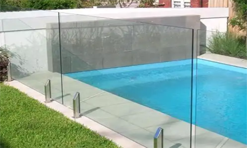 Как выбрать ограждение для бассейна из закаленного стекла?