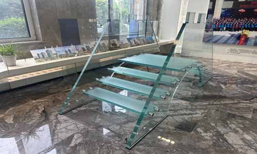 Преимущества лестниц из закаленного стекла и ламинированного стекла